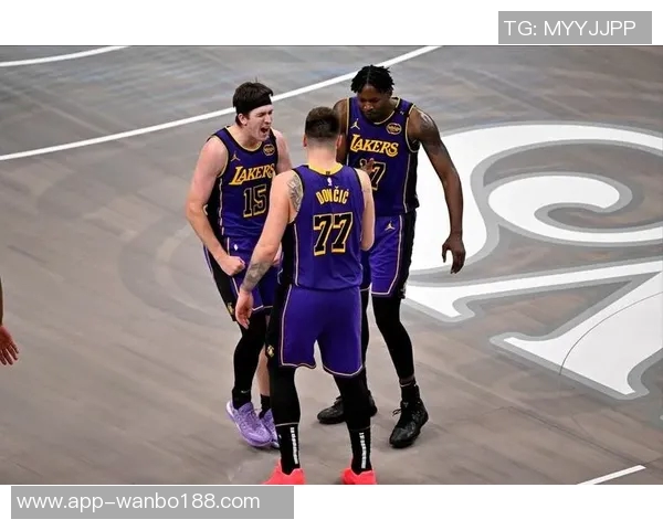 詹姆斯坚持东契奇最后出场引发热议湖记独家揭秘首发阵容介绍背后的故事